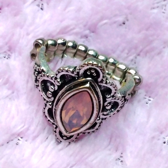 Ladies ring - Picture 1 of 1